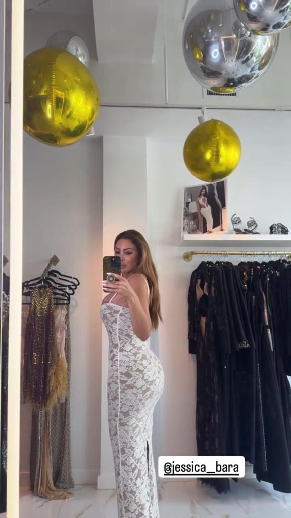 徐娘半老！皮蓬前妻穿吊帶裙自拍，這身材也太炸裂了！