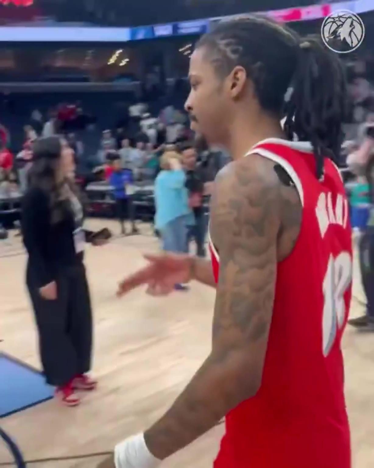 笑死！莫蘭特賽后與華子握手，竟然也是比出“手槍”的手勢(shì)