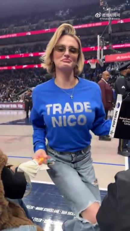 主場(chǎng)不準(zhǔn)球迷打印“解雇Nico”標(biāo)語，女球迷就出此下策