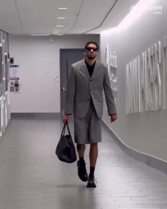 時(shí)尚潮男！哈利今日一身灰西裝短褲墨鏡搭配入場(chǎng) 腿真細(xì)！