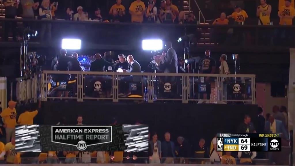 ?。哭D(zhuǎn)播鏡頭給到解說看臺，奧尼爾居然抱著一個人在彎舉