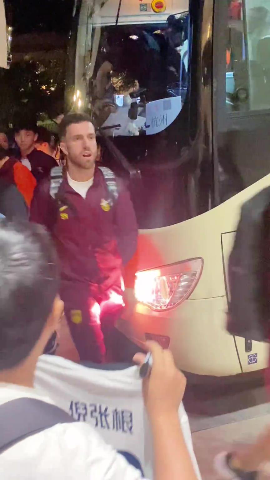 韋世豪嚇得箭步逃跑！國足深夜到酒店差點被摁在車頭不讓走