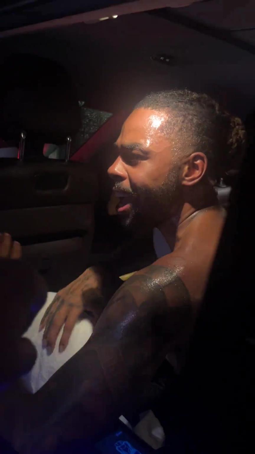 太熱情了！拉塞爾中國行坐車離開球迷們被團團圍住