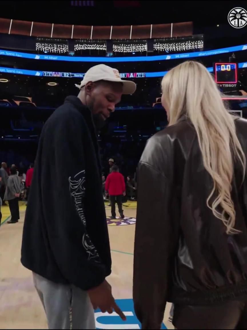 小帥這氣質！杜蘭特與庫里教妹布林克擁抱，眼睛好像一直偷瞟布林克大長腿