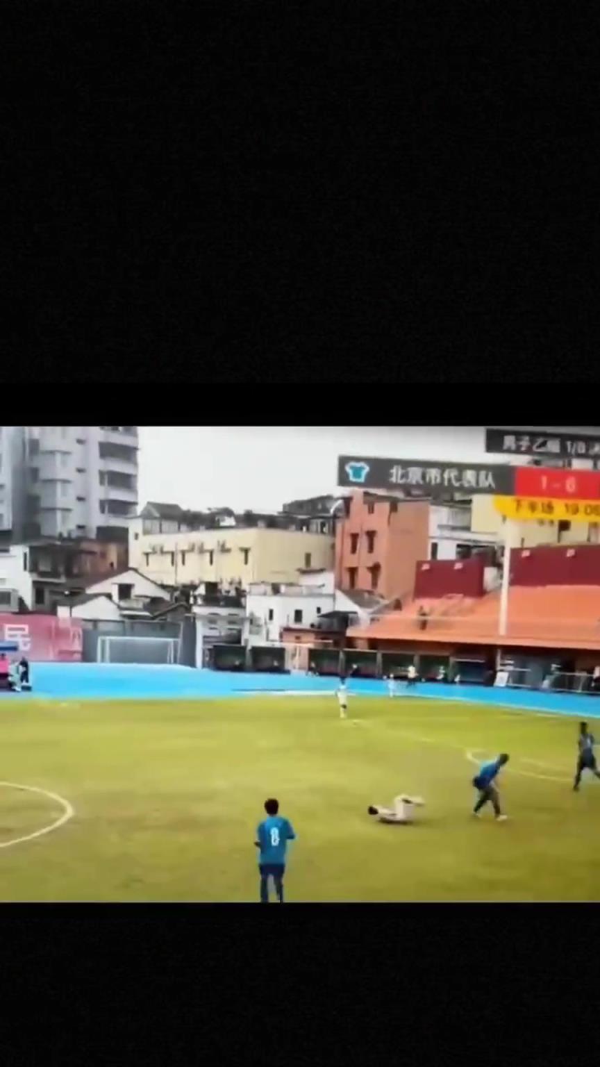 太可怕了！全運會驚現(xiàn)殺人足球，球員將對手直接踢骨折