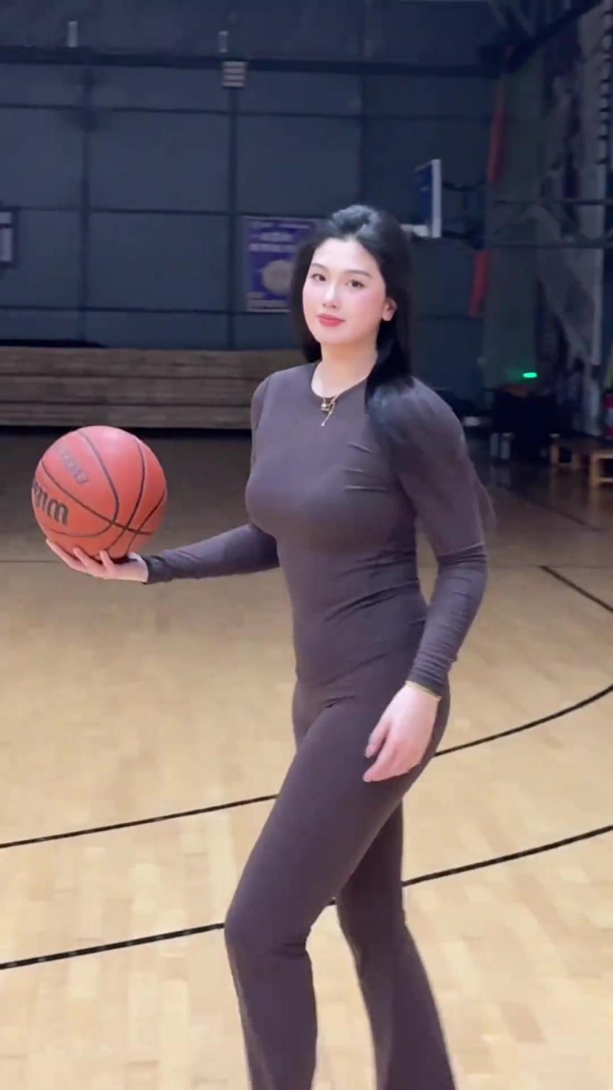 低配版卡戴珊！野球場肘姐這身材，懂的吧友都懂！