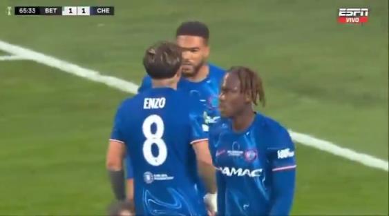 繼續(xù)干！恩佐進(jìn)球后給了詹姆斯一巴掌，兩人頂頭互相打氣