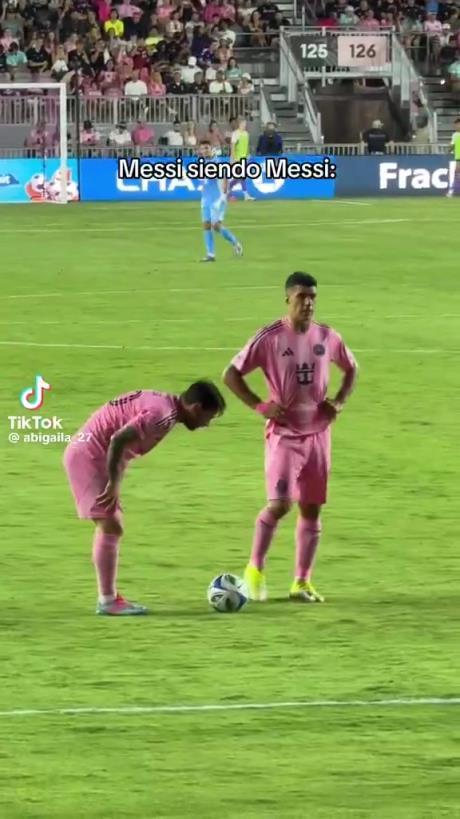 哈哈！梅西擺任意球偷偷往前挪被裁判抓包
