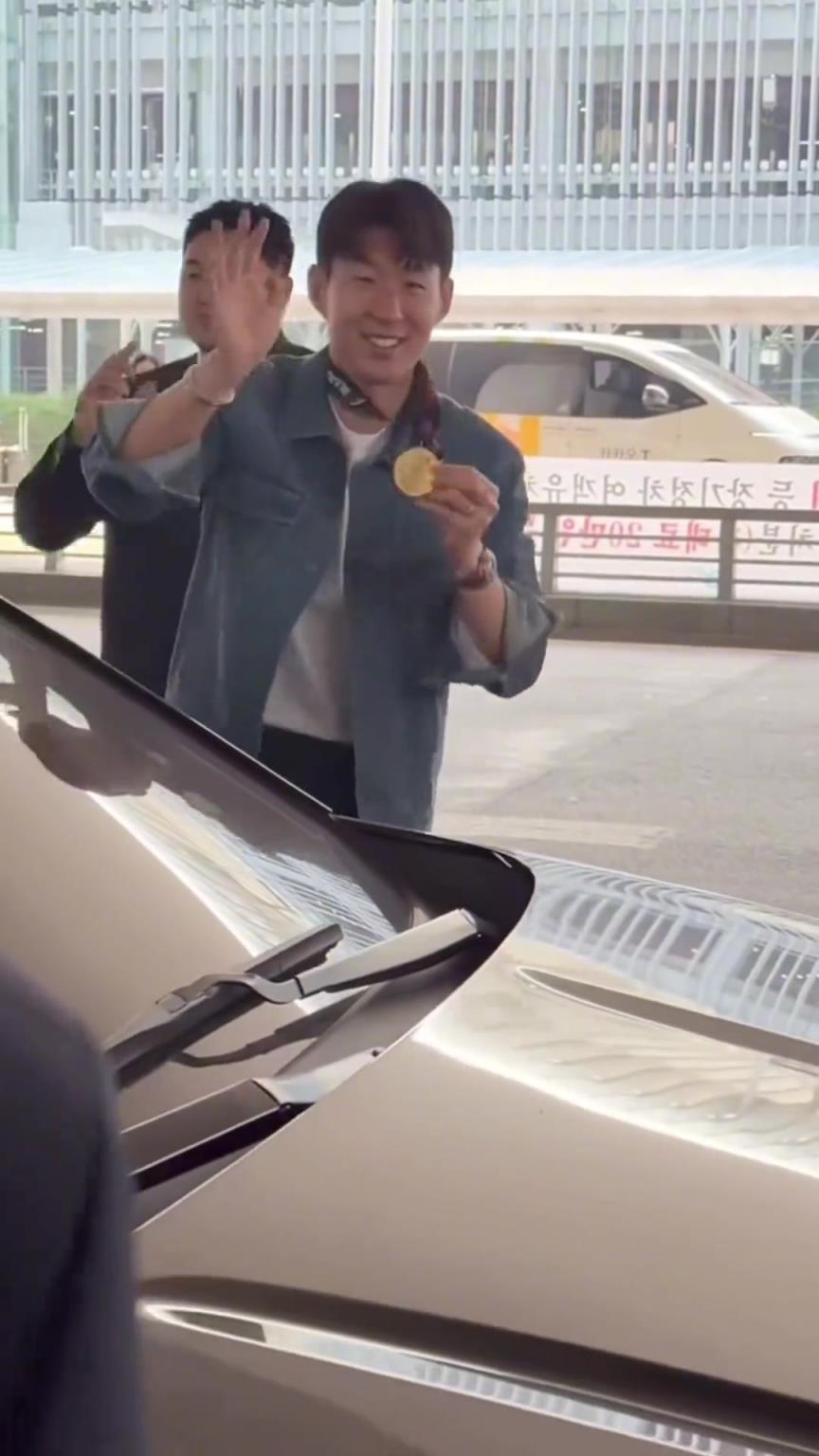衣錦還鄉(xiāng)！孫興慜返回韓國(guó)，眾多女球迷讓其把歐聯(lián)獎(jiǎng)牌戴上