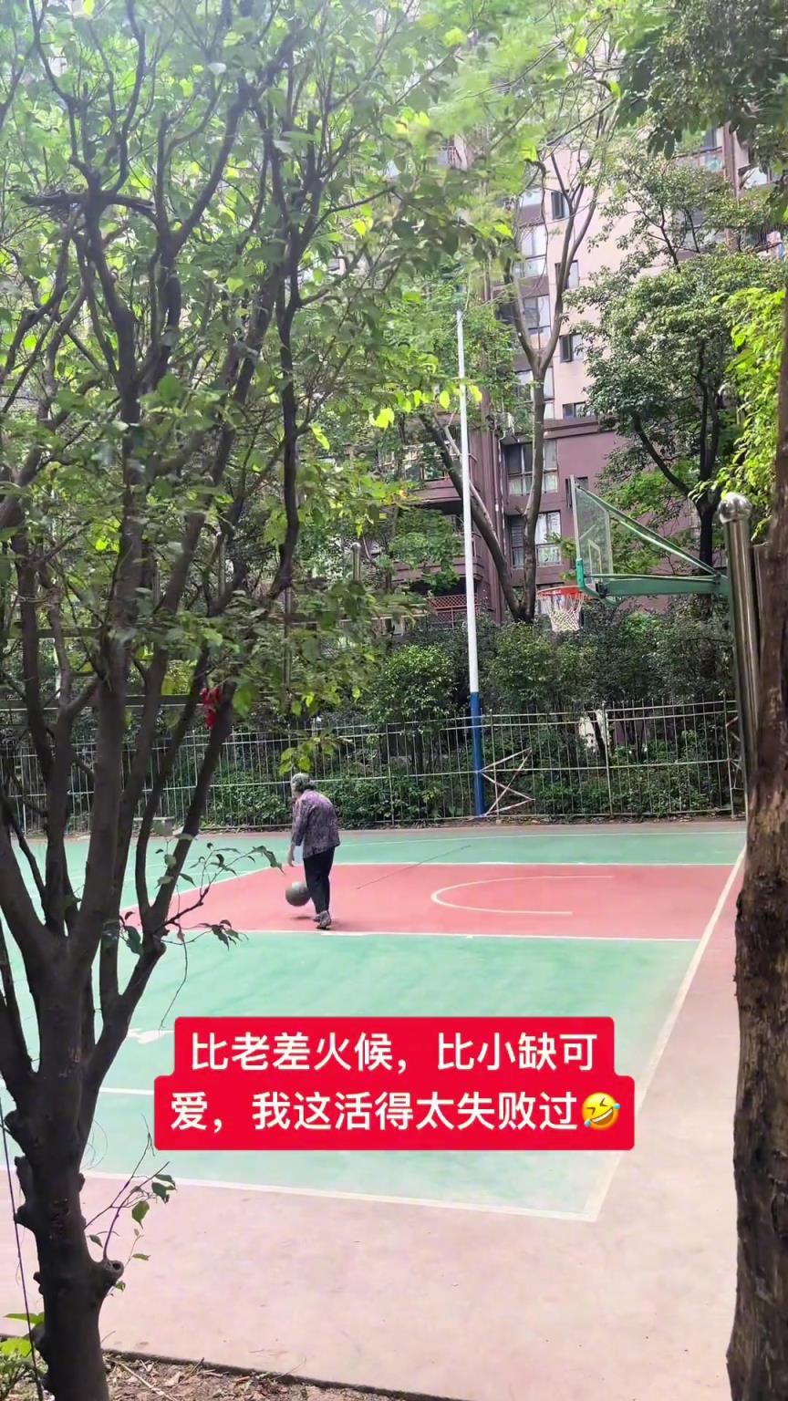 這阿婆單手一投一個準(zhǔn)，姜還是老的辣