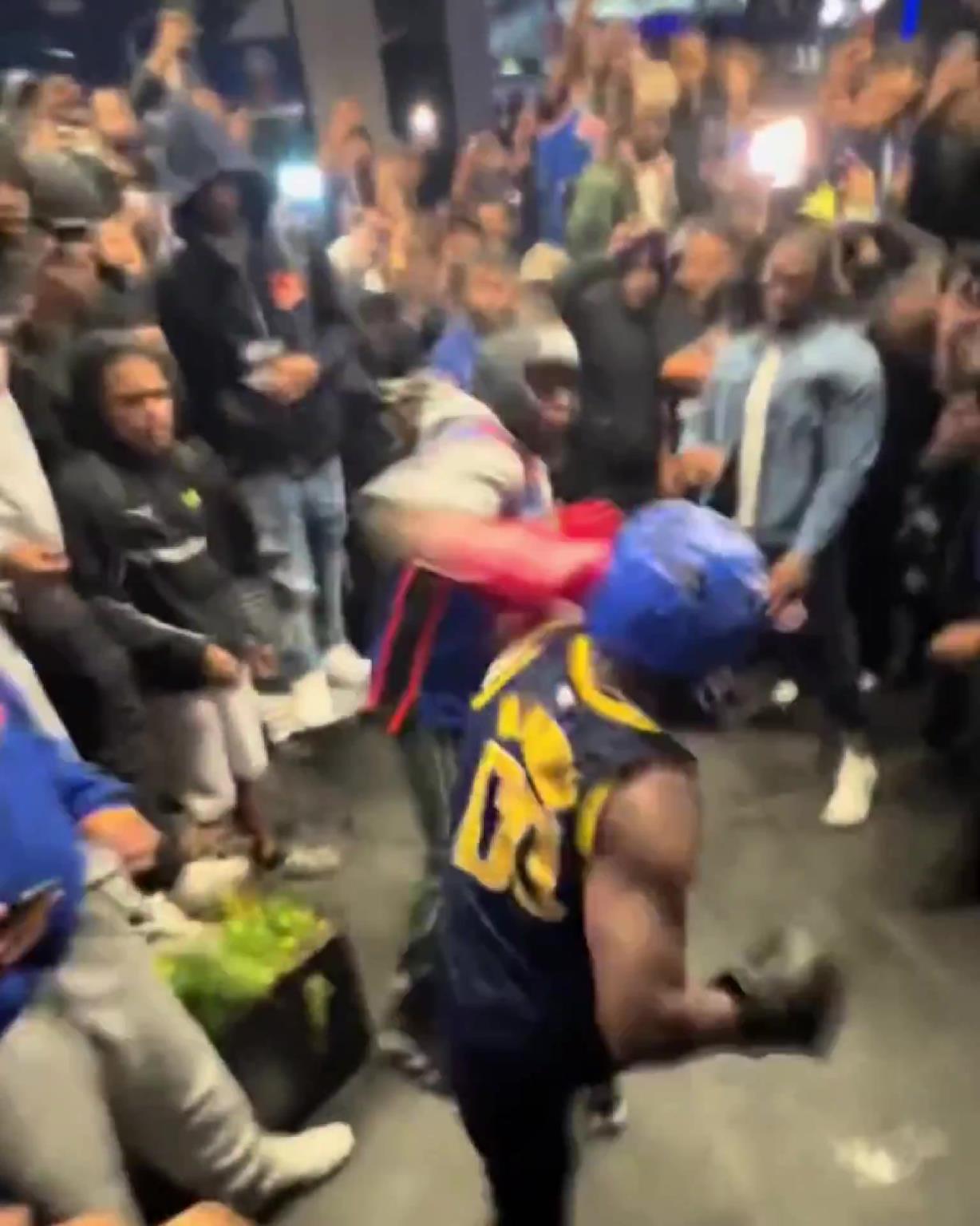 這不比場上好看？尼克斯&步行者球迷賽后直接1v1拳擊