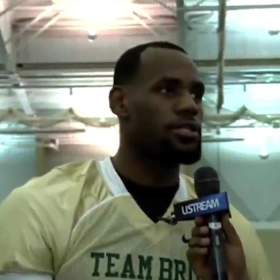 哥兩個還會這個??？11年NBA停擺期間老詹和阿杜組隊玩橄欖球