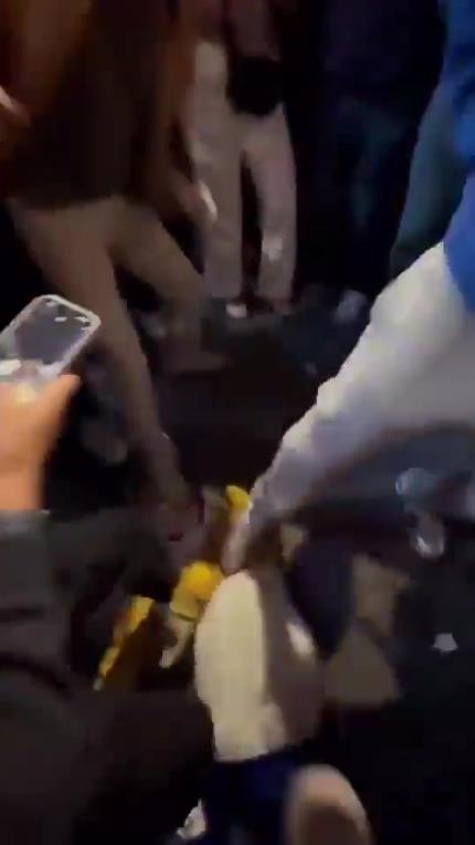 驚！尼克斯大勝步行者后，哈利伯頓遭主場球迷群毆