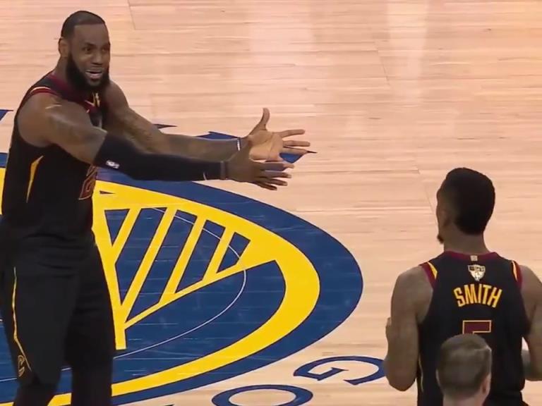 名場面！JR搶下關(guān)鍵籃板沒看表，老詹質(zhì)問JR為何傳球