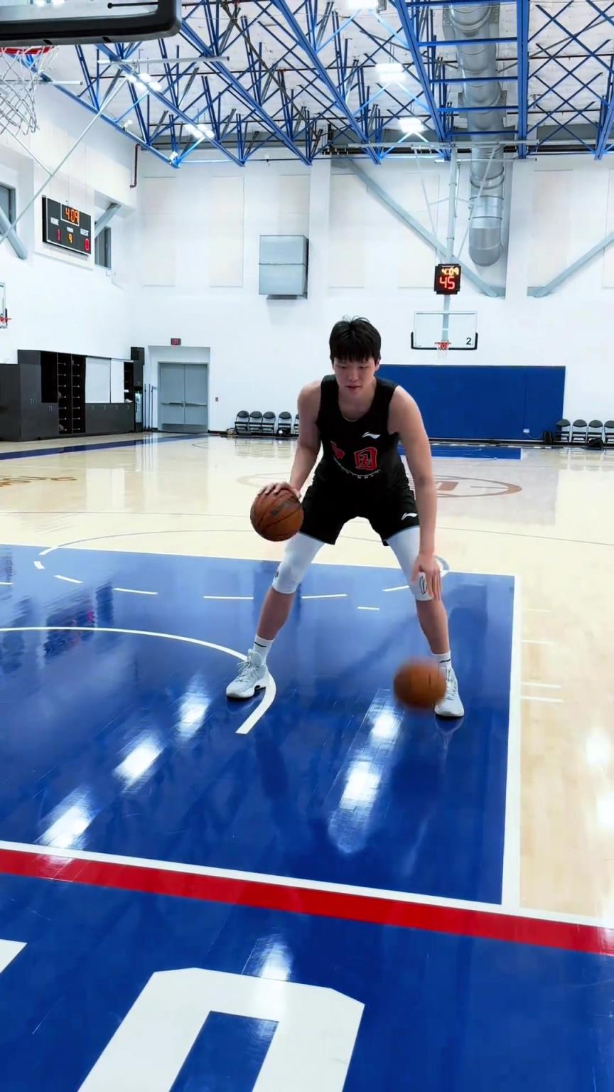 楊瀚森今日份訓(xùn)練！這個(gè)左右手運(yùn)球協(xié)調(diào)性真不錯(cuò)