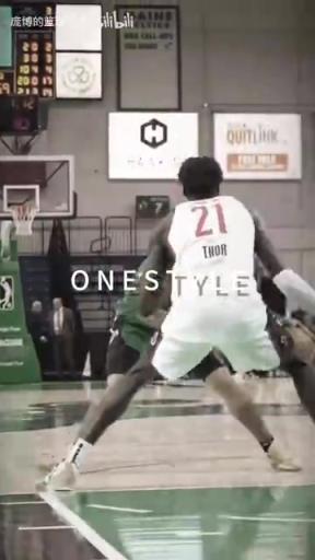 正統(tǒng)美式后衛(wèi)！JD戴維森炒菜后低手合球，對(duì)抗上籃打進(jìn)！
