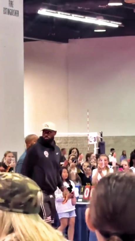 什么是巨星??！詹姆斯現(xiàn)身排球場被小球迷包圍 這就是行走的流量