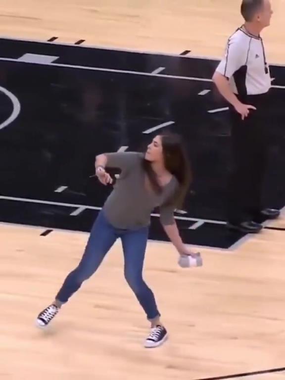 不愧是美國女籃主力，普拉姆的力量太嚇人了