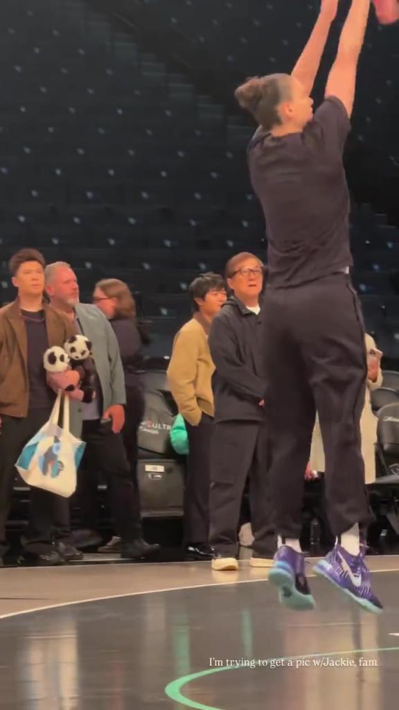 71歲成龍現(xiàn)身巴克萊中心看女籃比賽：她們投籃怎么那么準(zhǔn)?。?！