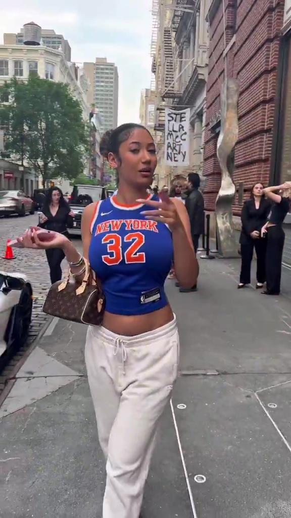 哇塞！一豐滿尼克斯女球迷身穿唐斯球衣，真是太吸引眼球了