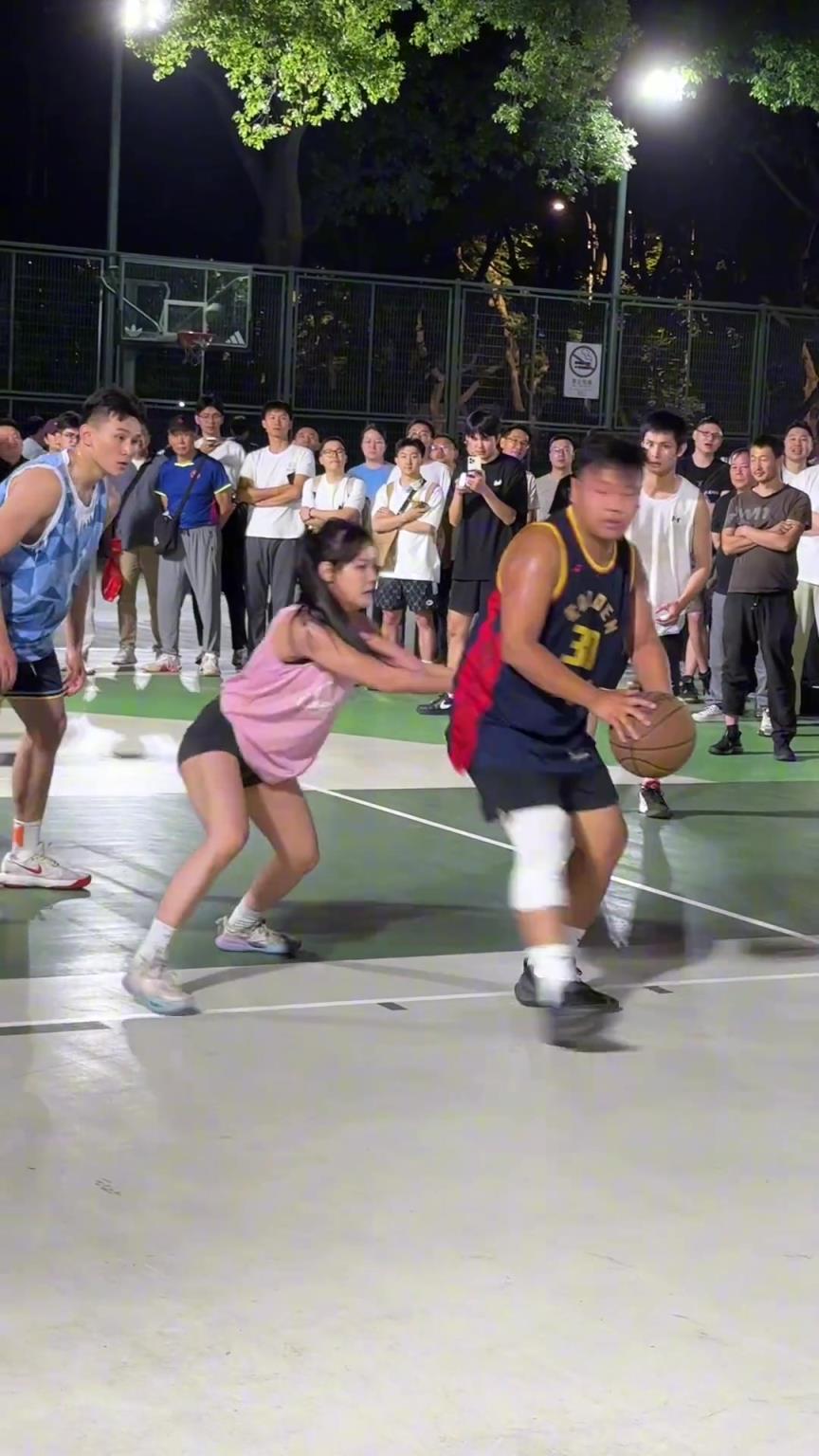 這哥們看見防自己的是女生，一個(gè)勁背打，球也不傳了